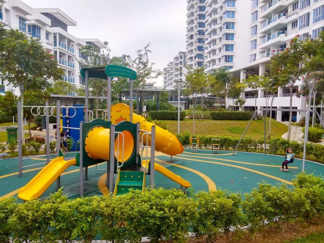 Putra 1 Pool Homestay Bandar Seri Putra Kampong Sungai Buah Exterior foto